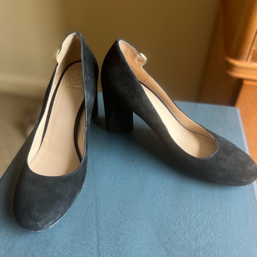 Tory burch Elizabeth round toe suede pumps